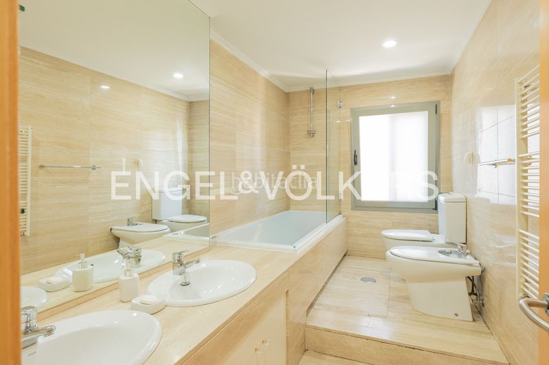 Foto 744342fd-c9c2-45ea-9ca9-8d68e349de16. Casa amb calefacció aparcament piscina a Hispanoamérica-Bernabéu Madrid