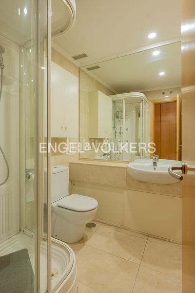 Foto 875eb9d8-142e-48e4-9adc-12187e979fc0. Casa amb calefacció aparcament piscina a Hispanoamérica-Bernabéu Madrid
