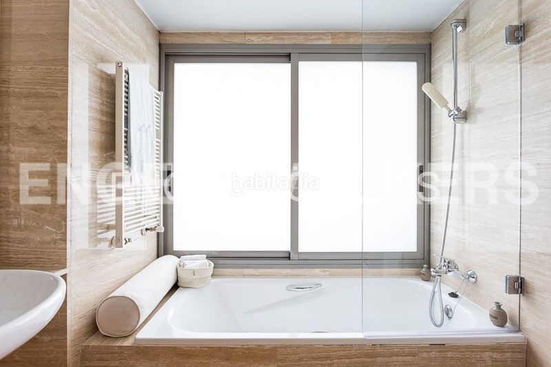 Foto baf5cf13-046e-4e03-a98e-42bc42e7b655. Casa amb calefacció aparcament piscina a Hispanoamérica-Bernabéu Madrid
