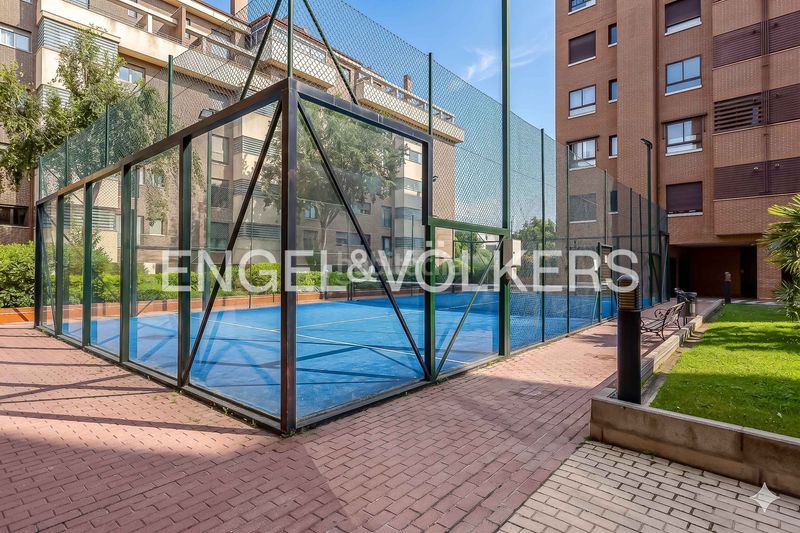 Foto 3c8cf2dc-0e4e-4ab6-ba59-e68eac8e4de6. Pis amb calefacció aparcament piscina a Sanchinarro Madrid