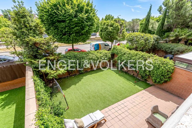 Foto aafcbcb2-154b-430b-99d3-0d8746795e8c. Pis amb calefacció aparcament piscina a Sanchinarro Madrid