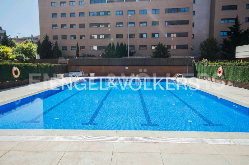 Foto bb763e02-b908-45a3-907c-520bf0a98a8b. Pis amb calefacció aparcament piscina a Sanchinarro Madrid