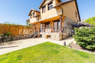 Casa adossada a Zarzalejo. Chalet pareado en zarzalejo