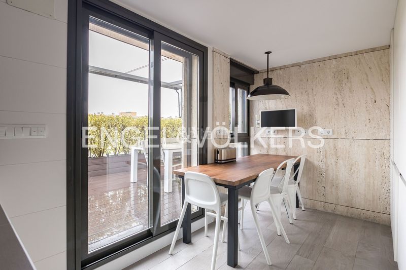 Foto 052b7da3-ceeb-4f89-a543-216712f269ed. Àtic amb calefacció aparcament piscina a Sanchinarro Madrid