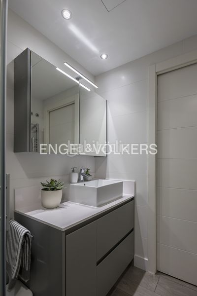 Foto 31b6b540-23bb-4cf0-bd26-6d3f971ebcdb. Àtic amb calefacció aparcament piscina a Sanchinarro Madrid