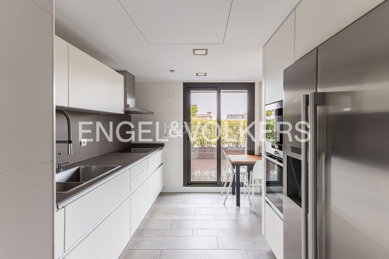 Foto 39f38259-bf4e-435d-88fe-dba7ddcd27b8. Àtic amb calefacció aparcament piscina a Sanchinarro Madrid