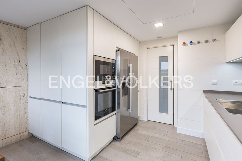 Foto 46bb6a8e-f823-4768-83e5-87952f786bac. Àtic amb calefacció aparcament piscina a Sanchinarro Madrid