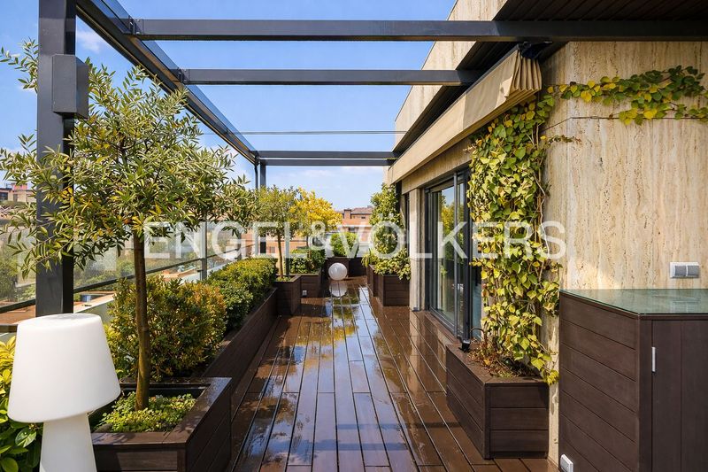 Foto 8f686900-a88f-45cc-ab38-e9f4dd71de73. Àtic amb calefacció aparcament piscina a Sanchinarro Madrid