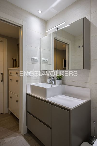 Foto adbc987d-6a7f-43df-8f80-4180efc05948. Àtic amb calefacció aparcament piscina a Sanchinarro Madrid