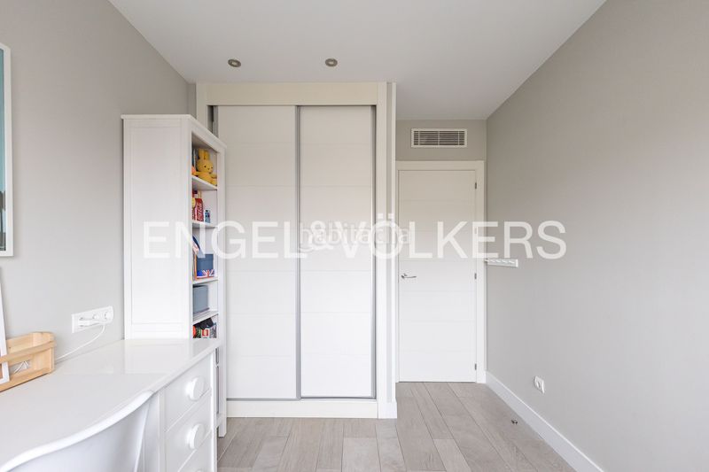 Foto e1c11bfd-9ab8-41d7-88e3-dea430339aa8. Àtic amb calefacció aparcament piscina a Sanchinarro Madrid