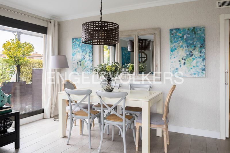 Foto e3855e2e-3dfc-422e-bba8-598ea333e81e. Àtic amb calefacció aparcament piscina a Sanchinarro Madrid