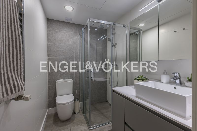 Foto e7f8a5b2-303f-421f-973f-d2b9d22fee2f. Àtic amb calefacció aparcament piscina a Sanchinarro Madrid