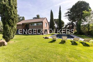 Maison à Urbanización La Moraleja. Privacidad, luz y jardín espectacular vivienda reformada la mora