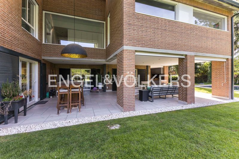 Foto 0d497e08-3cc0-4618-975f-4ef88adb4156. Casa amb calefacció aparcament piscina a urbanización La Moraleja La Moraleja