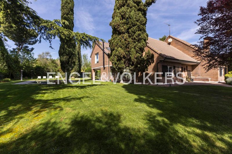 Foto 25f0185a-219a-4553-afd1-b2a4638c382b. Casa amb calefacció aparcament piscina a urbanización La Moraleja La Moraleja