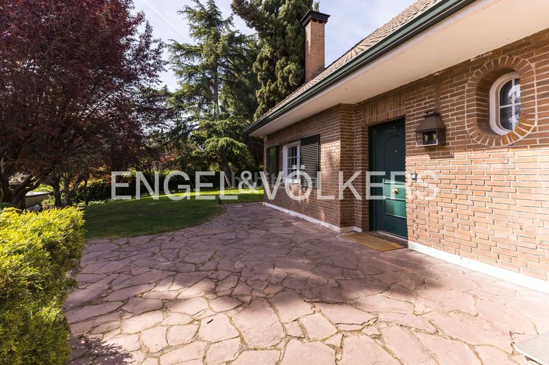 Foto 432d8365-c8b5-4717-bf7f-dee741e0d988. Casa amb calefacció aparcament piscina a urbanización La Moraleja La Moraleja