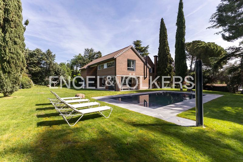 Foto 44a9f45a-2902-47f8-84c7-fde29cb8673b. Casa amb calefacció aparcament piscina a urbanización La Moraleja La Moraleja