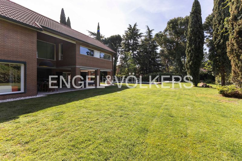 Foto d30d952e-5e15-4fa5-bcde-93372bf97bbd. Casa amb calefacció aparcament piscina a urbanización La Moraleja La Moraleja
