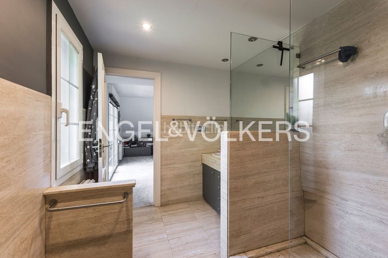 Foto d8eeaf99-f55e-4508-b075-7b7b37260d2c. Casa amb calefacció aparcament piscina a urbanización La Moraleja La Moraleja