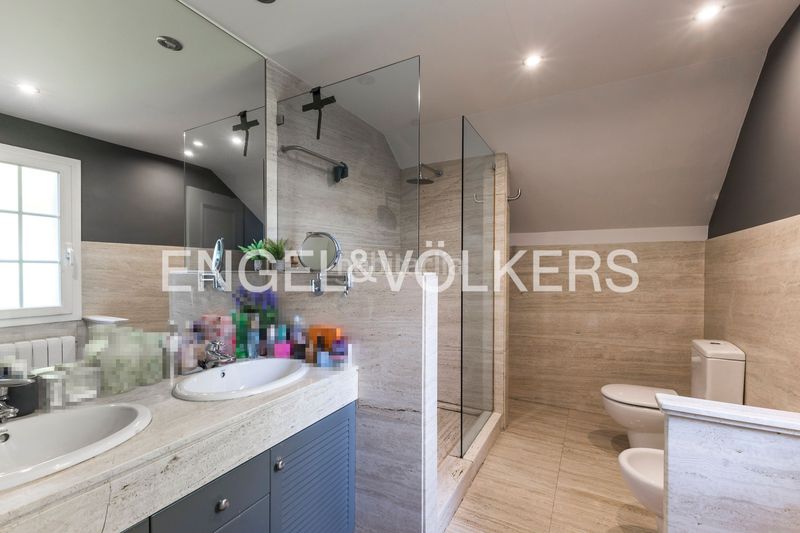 Foto f5194c27-0c6d-47e6-9eb5-4ed1b2e92c2d. Casa amb calefacció aparcament piscina a urbanización La Moraleja La Moraleja