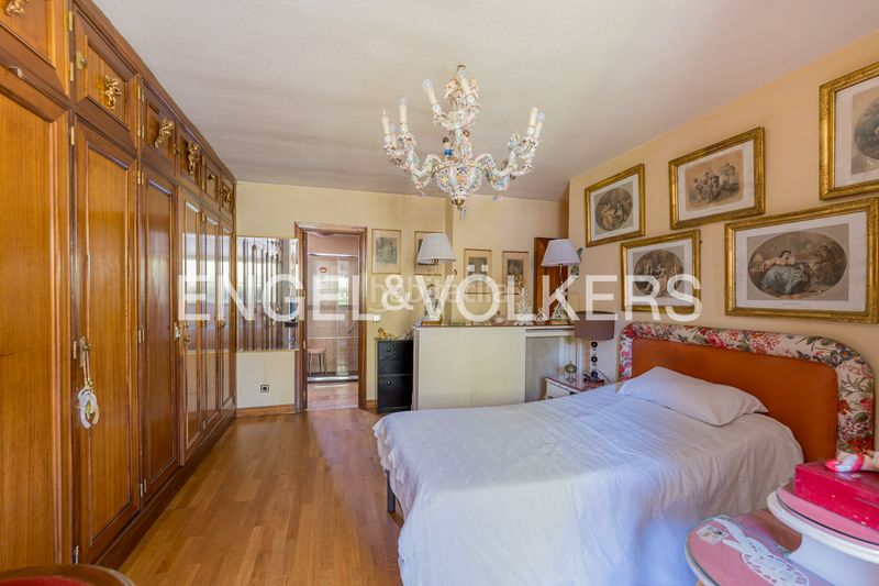 Foto a4bf7cf7-1a44-4d8b-af1d-3ed704341c9b. Casa amb calefacció aparcament piscina a Aravaca Madrid