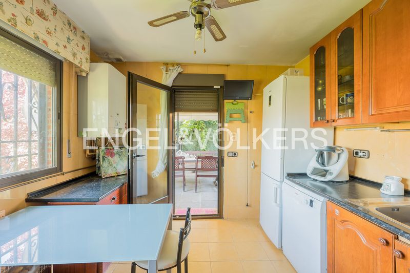 Foto b0ffc773-e30d-4e80-abe9-7897373a83d9. Casa amb calefacció aparcament piscina a Aravaca Madrid