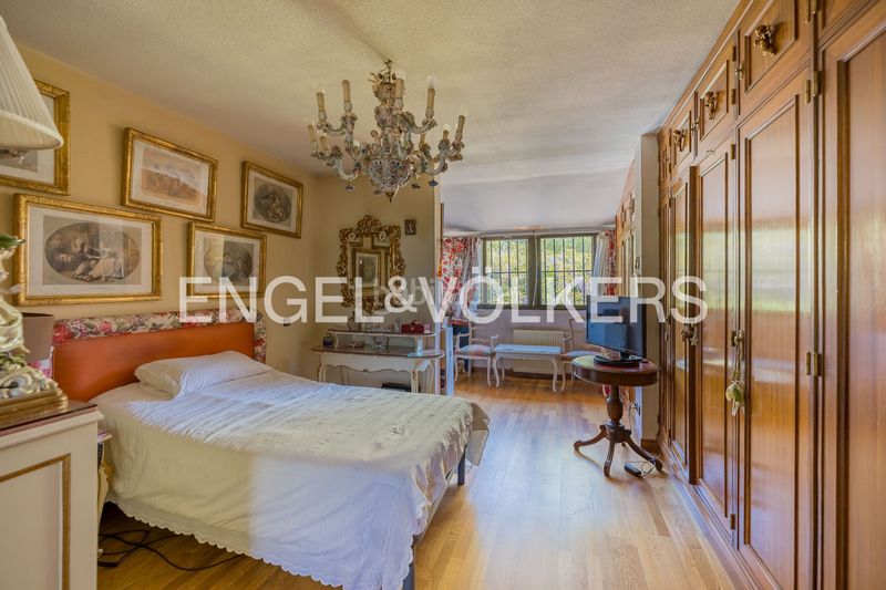 Foto f6c290cd-dd4d-48ba-97b8-ad648dfabca8. Casa amb calefacció aparcament piscina a Aravaca Madrid