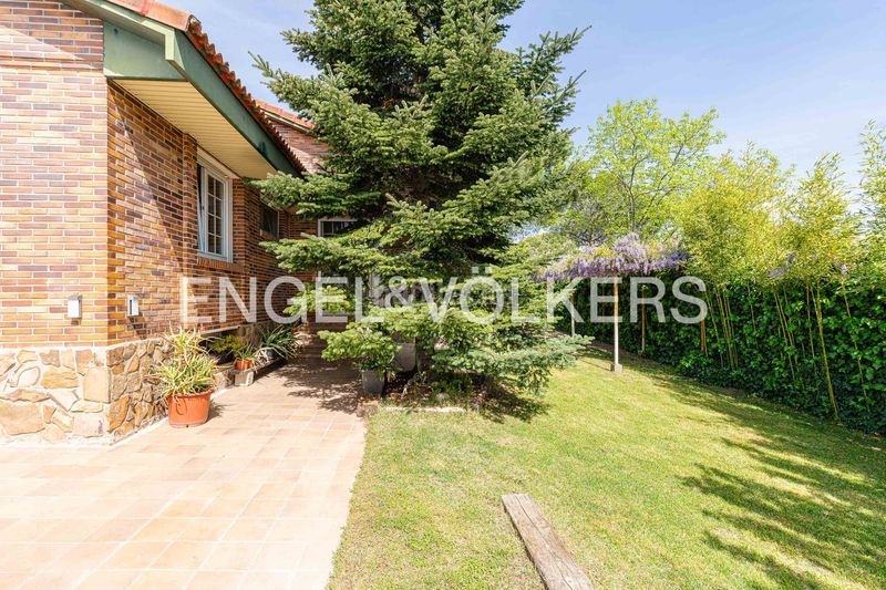 Foto 8b19a7b5-2cde-46b8-943a-515ae51bc815. Casa amb calefacció aparcament piscina a La Canaleja Galapagar