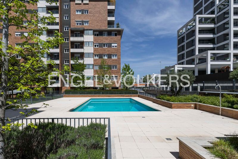 Foto b14b060d-133a-4ae8-acc7-1ce0b824416c. Àtic amb calefacció aparcament piscina a Valdebebas - Valdefuentes Madrid