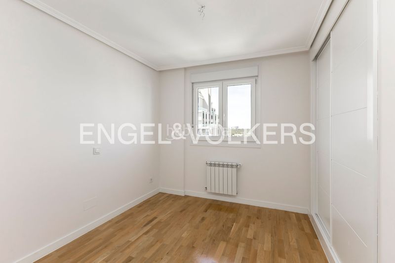 Foto c30049bd-a643-46a3-a8eb-4ee66d00aa0a. Àtic amb calefacció aparcament piscina a Valdebebas - Valdefuentes Madrid