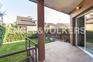 Location Maison jumelée  Jaenar. Casa sin amueblar con jardín cerca del liceo francés en alquiler