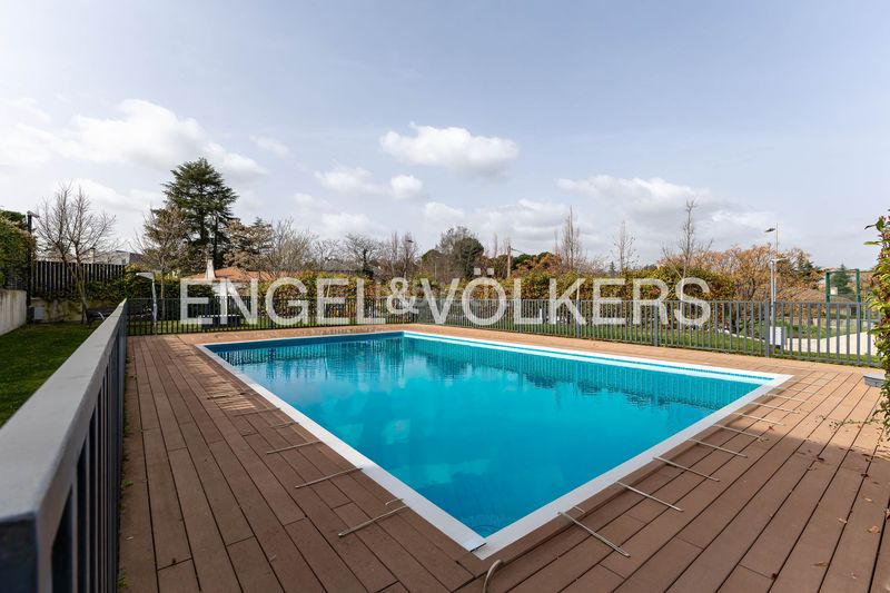 Foto 5f2a89ae-40fa-4976-9bbc-596ca5e2bb51. Casa adossada amb calefacció aparcament piscina a Madrid