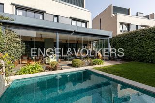 Casa a schiera in Valdemarín. Exclusiva vivienda pareada en valdemarin