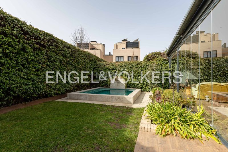 Foto a285f0e4-8ea7-496d-9119-4e9db03acd3a. Casa adossada amb calefacció aparcament piscina a Madrid