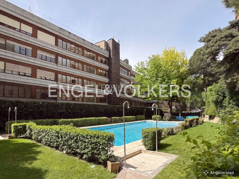 Foto cbe39332-8efc-4d59-b44f-353157a9561f. Pis amb calefacció aparcament piscina a Nueva España Madrid
