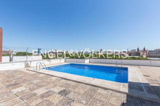 Miete Etagenwohnung  Paseo del prado. Piso exterior de un dormitorio con terraza, parking y piscina en