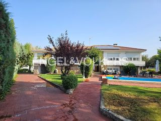 Casa en Alpedrete. Espectacular chalet independiente reformado en los berrocales, a