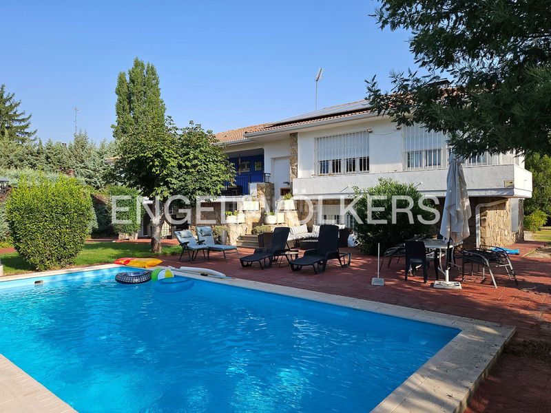 Foto 506d8782-ad33-404c-8f11-e2e788cf3e3e. Casa amb calefacció aparcament piscina a Alpedrete