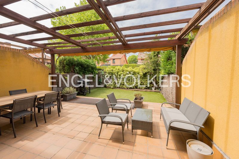 Foto 2067108d-36a3-4802-bd6f-b7aa2e980755. Casa amb calefacció aparcament piscina a Viñas Viejas Boadilla del Monte