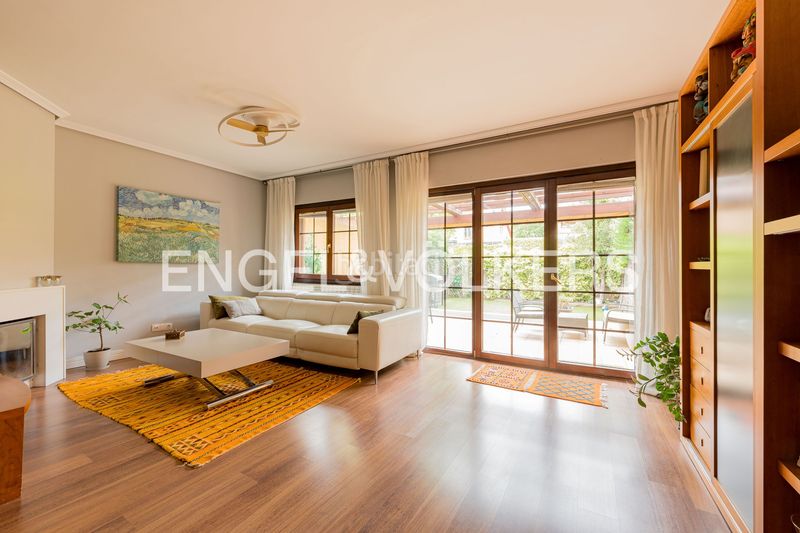 Foto 27735301-66f6-4603-b118-f747cd76394f. Casa amb calefacció aparcament piscina a Viñas Viejas Boadilla del Monte