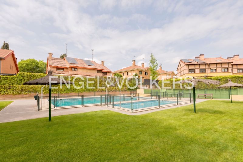 Foto 61eb77fa-93fd-4543-9796-c4ea810b7953. Casa amb calefacció aparcament piscina a Viñas Viejas Boadilla del Monte