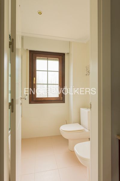 Foto 7133491e-d49d-4830-9ee0-16a5adc8e67a. Casa amb calefacció aparcament piscina a Viñas Viejas Boadilla del Monte