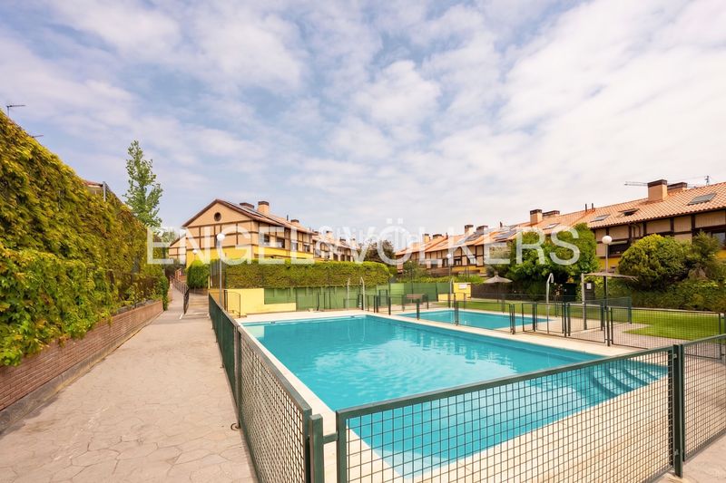 Foto 9d84bdf7-78d6-4808-82b0-f3ca79e72d31. Casa amb calefacció aparcament piscina a Viñas Viejas Boadilla del Monte