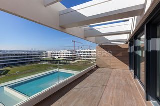 Rent Penthouse in Urbanización La Moraleja. Ático de obra nueva con amplia terraza y vistas al skyline en la