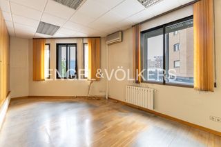 Pis a Ibiza. Amplio piso exterior en esquina junto al retiro