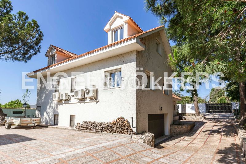 Foto 09d4b39e-580d-4389-b4ce-d8092578f7b0. Casa amb calefacció aparcament piscina a Aravaca Madrid