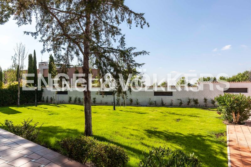 Foto 0ecaf9dc-e69d-4eda-ba5f-bbc9e517d9fa. Casa amb calefacció aparcament piscina a Aravaca Madrid
