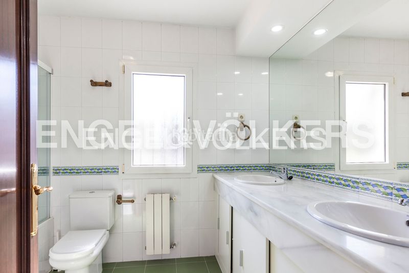 Foto 4ffe74de-2422-4a61-93d9-b786c6da7815. Casa amb calefacció aparcament piscina a Aravaca Madrid