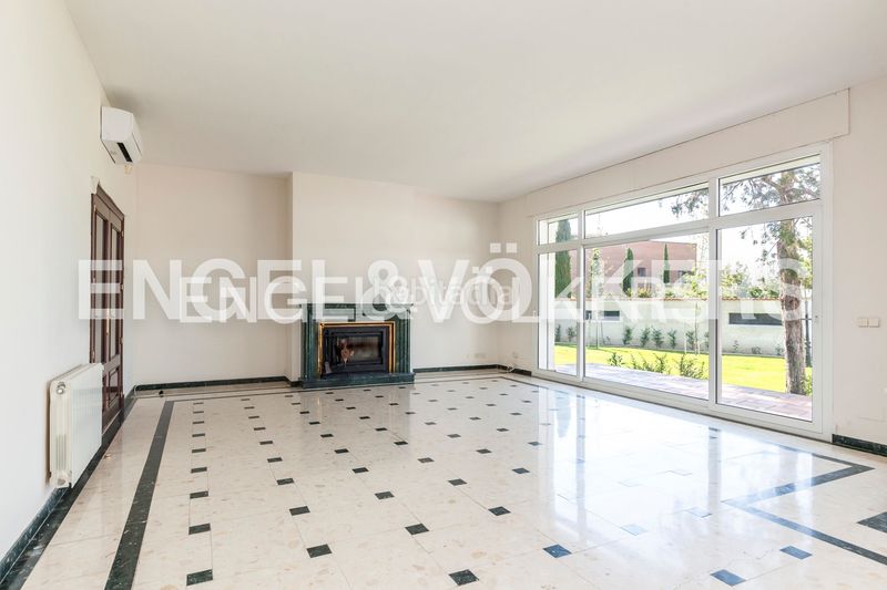 Foto cb209efb-cf02-4297-a307-581d8f42775d. Casa amb calefacció aparcament piscina a Aravaca Madrid