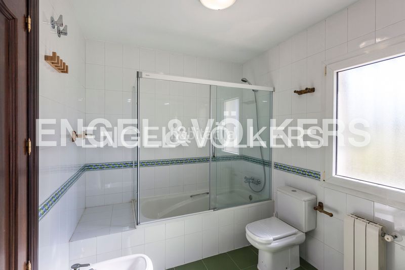 Foto e4d628f9-3f6d-4822-b30f-ce64ee92b43d. Casa amb calefacció aparcament piscina a Aravaca Madrid